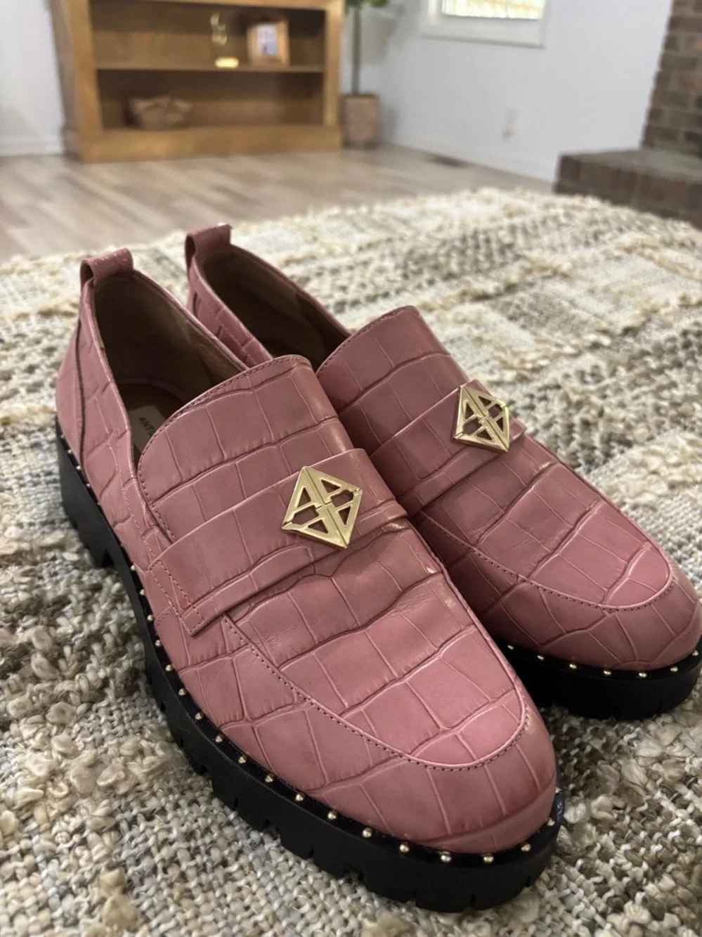 Antonio Melani Pink Croc-Embossed Arrllo Lug Sole Loafers with Gold Accent Sz 9‎